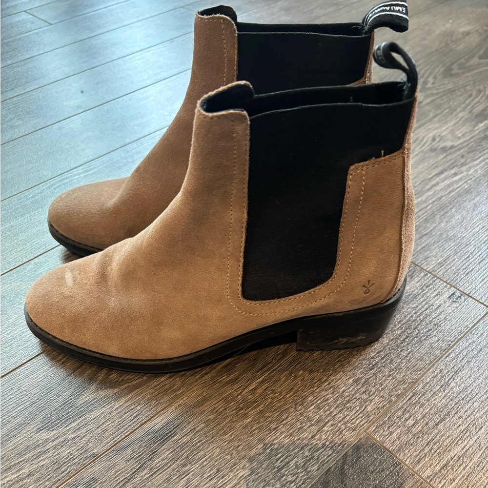 Emu Tan and Black Ankle Boots Suede Chelsea Design